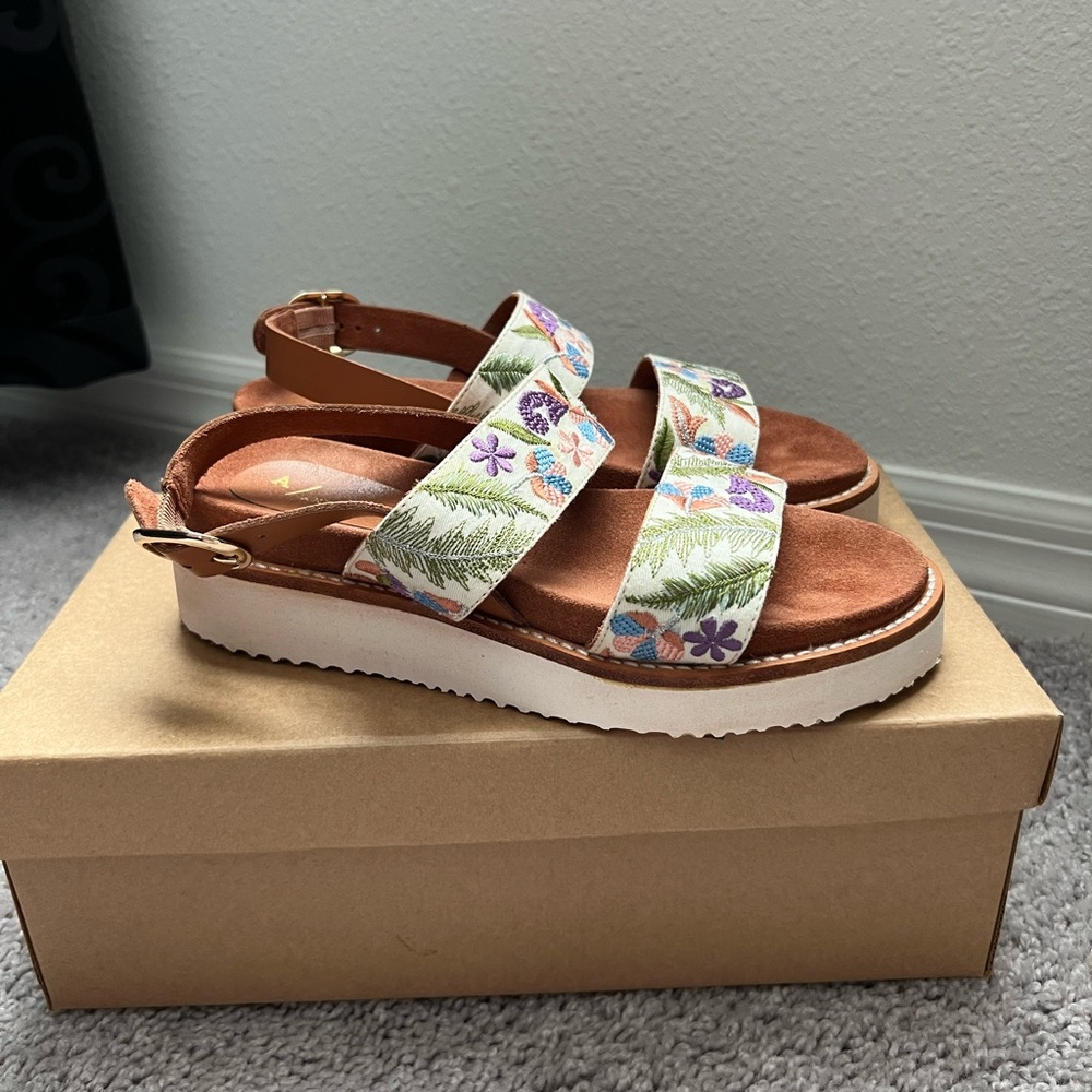 EUC Anthropologie Floral Embroidered Sandals 6 - Picture 3 of 8